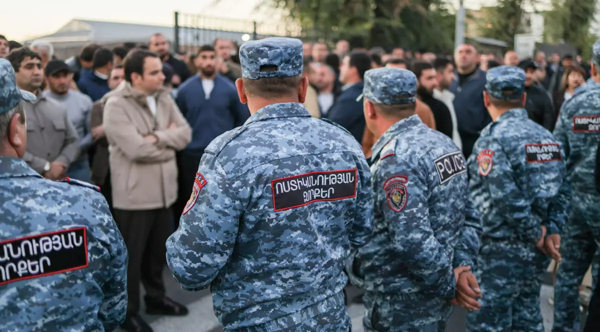 Polițiști armeni păzesc Curtea Anticorupție de simpatizanți și membri ai partidului Armenia Puternică, condus de miliardarul Samvel Karapetian. Imagine cu caracter ilustrativ Foto: Hepta