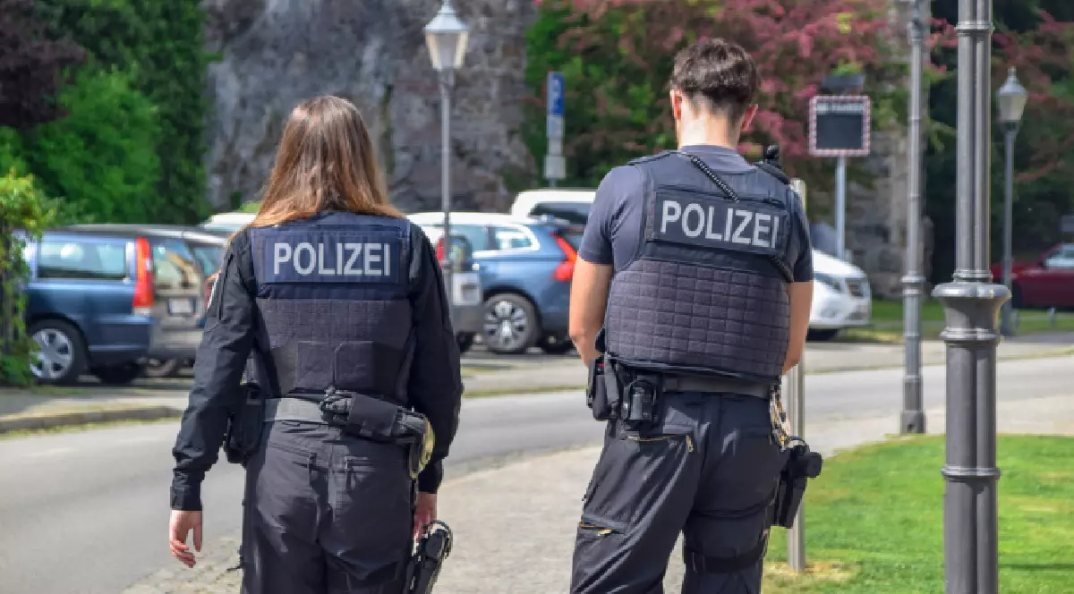 Doi polițiști, un bărbat și o femeie, la frontiera dintre Germania și Polonia
