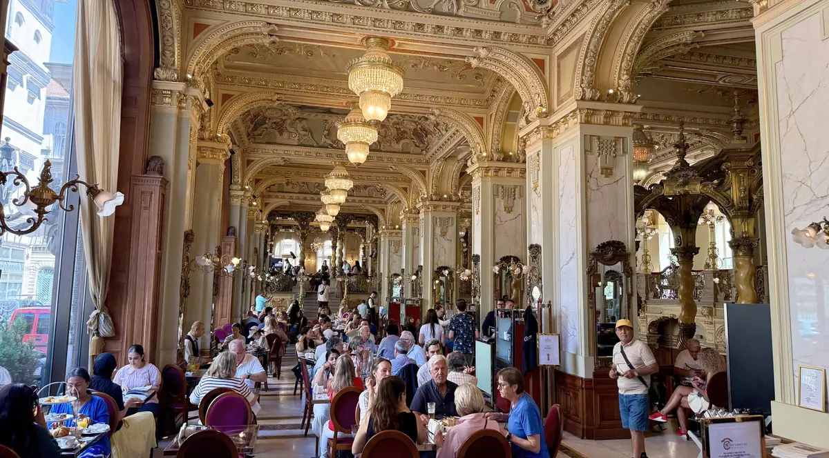 New York Café din Budapesta atrage zilnic sute de vizitatori dornici să vadă cu ochii lor interiorul care seamănă cu un palat