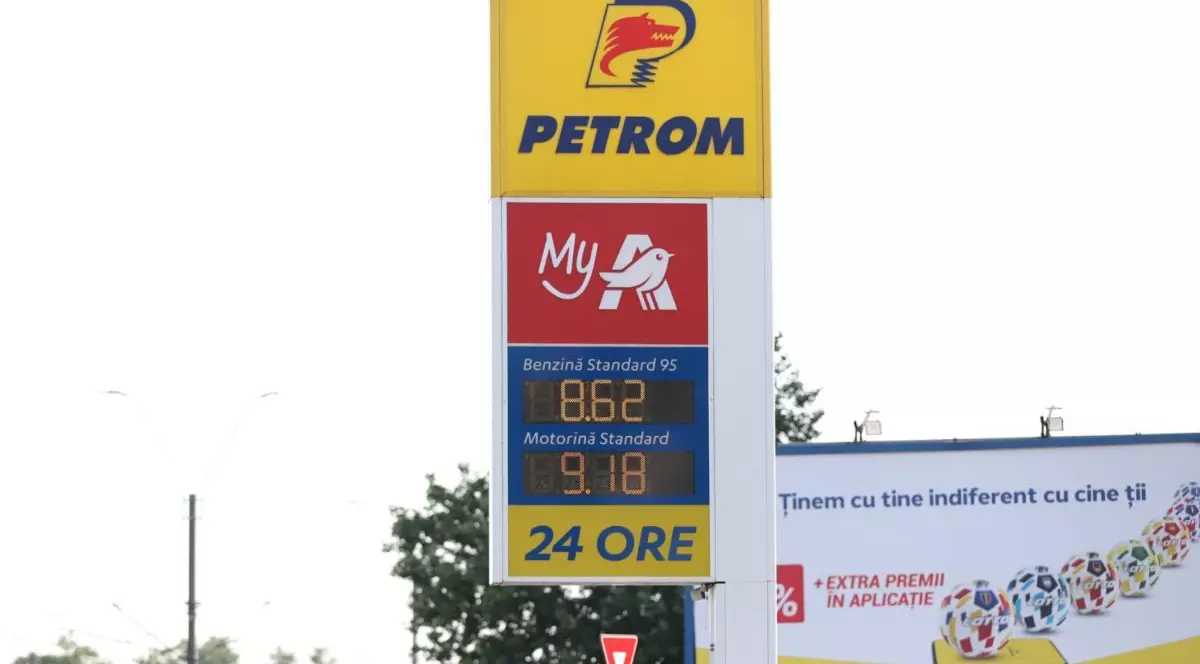 Un afișaj care arată prețurile la benzină și motorină, la benzinăria Petrom, București, 30 iunie 2026