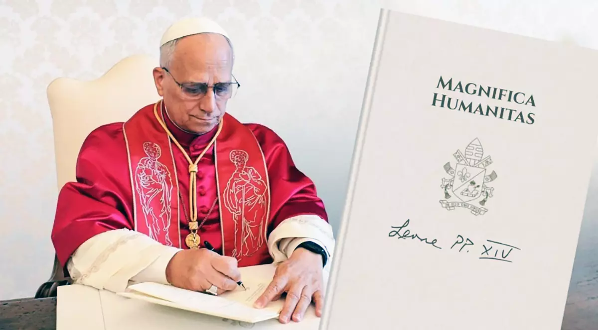 Papei Leon al XIV-lea, imbracat in rosu, da un autograf pe cartea sa Magnifica Humanitas