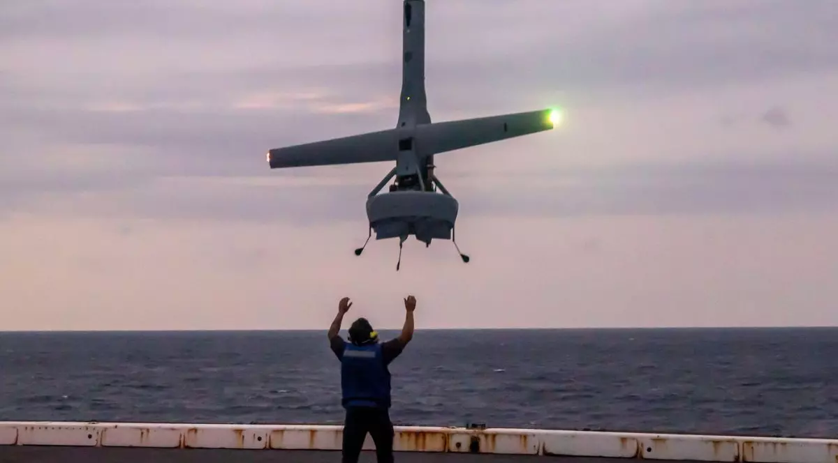 Un civil dirijează o dronă V-BAT să aterizeze la bordul navei de transport amfibie USS Green Bay (LPD-20) în Marea Filipinelor, pe 2 februarie 2023