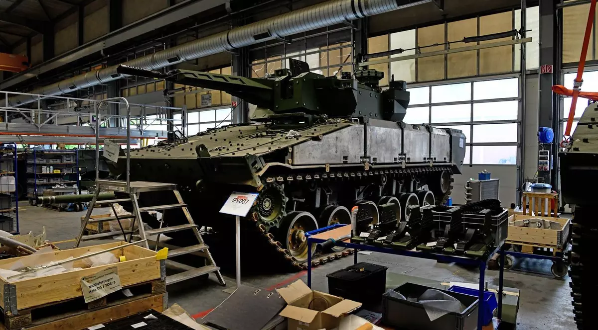 Producția de muniție de război la fabrica Rheinmetall din Unterlüß (Saxonia Inferioară). Imaginea prezintă: hala de producție pentru vehiculele de luptă ale infanteriei Lynx / tancuri