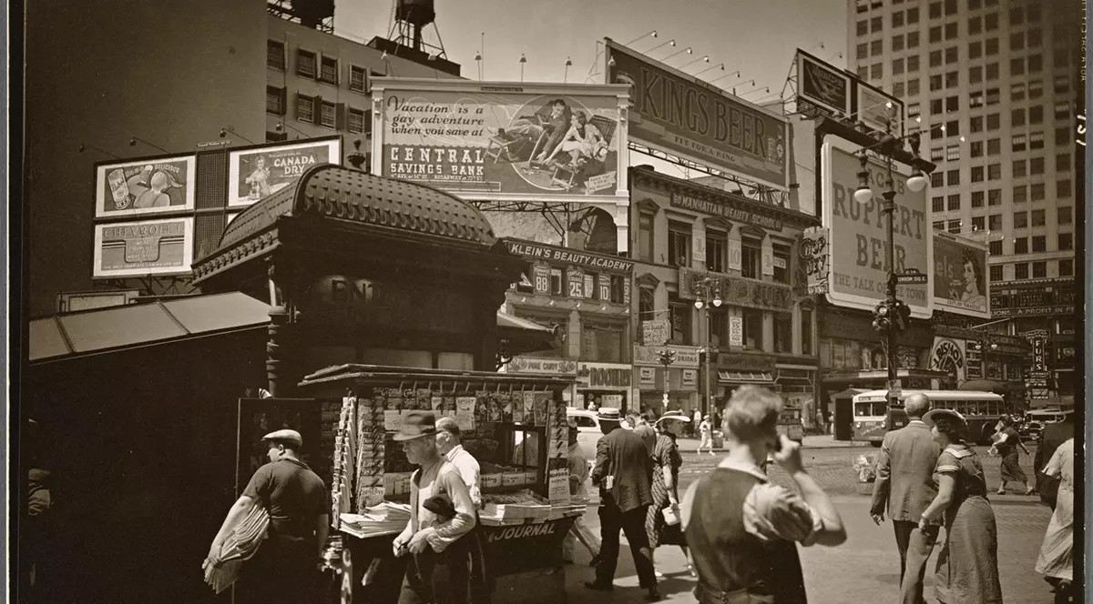 Oameni pe stradă în Union Square dnin Manhattan în 1936.