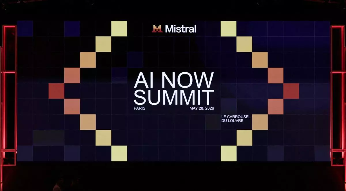 Scena goală înainte de începerea conferinței de deschidere a evenimentului „AI Now Summit” al dezvoltatorului francez de inteligență artificială Mistral, care a avut loc la Carrousel du Louvre din Paris, pe 28 mai 2026