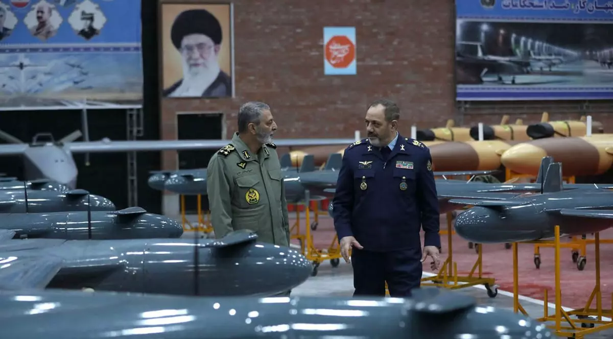 Ministrul iranian al Apărării și Logisticii Forțelor Armate, AZIZ NASIRZADEH (stânga), și comandantul Armatei Iraniene, generalul-maior ABDOLRAHIM MOUSAVI (dreapta), sunt fotografiați la Teheran, Iran.
