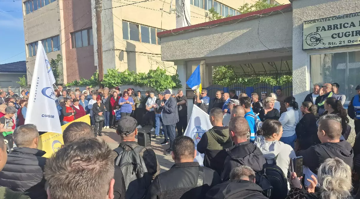 Mai mulți angajați protestează în fața fabricii de arme Cugir, 3 iunie 2026