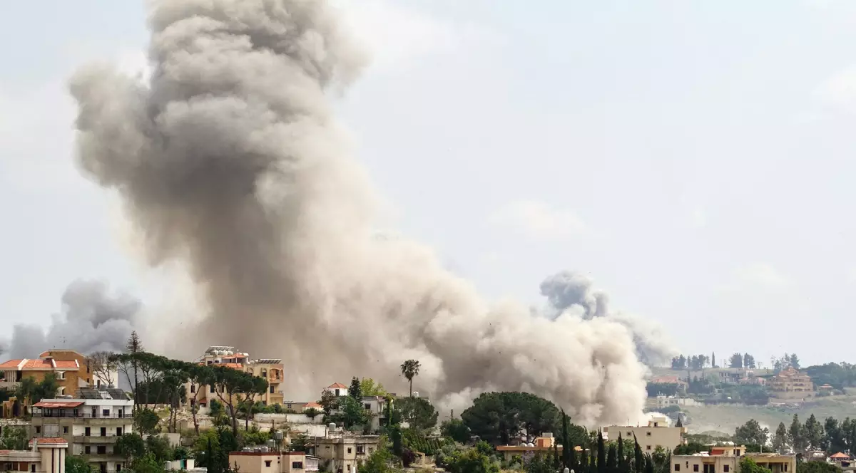 Nor de fum după o explozie, în timpul războiului Iran-Israel-SUA.