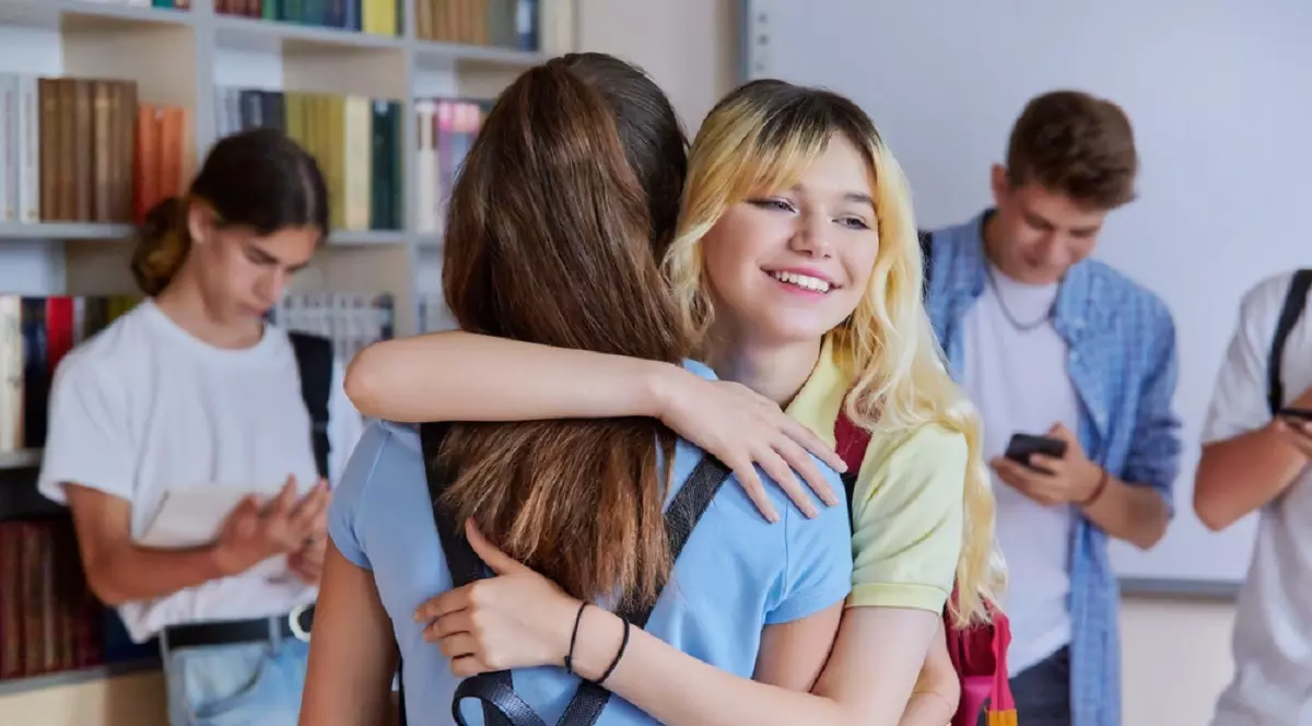 Rezultate BAC București 2026 - Doua fete se îmbrățișează după ce au aflat ce note au obținut la examen Foto: Shutterstock.com