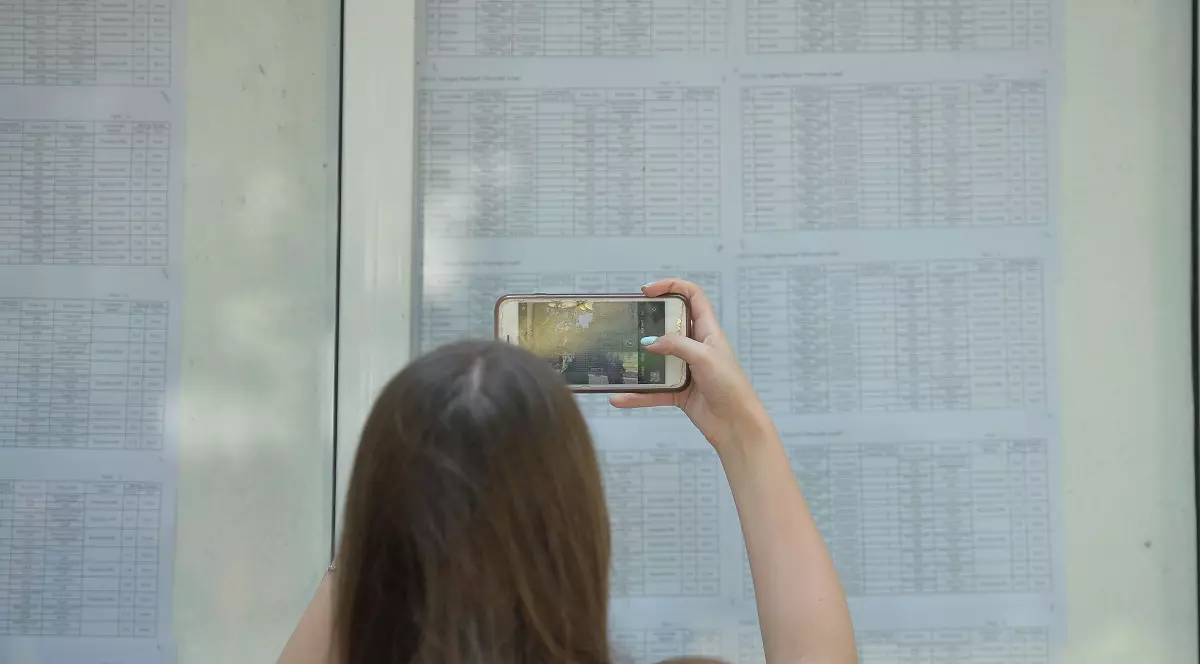 Rezultate BAC Covasna 2026. Notele vor fi publicate pe edu.ro Foto: Hepta - O elevă fotografiază cu telefonul rezultatele de la examen afișate la avizier