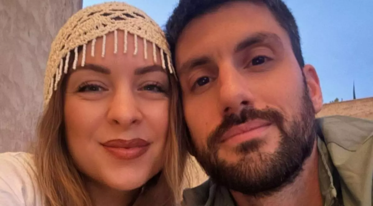 Riccardo Marchetto și Ilaria Valentini, cei doi asistenți medicali italieni care au salvat un bebeluș de 13 luni în avionul spre Marrakech. Cei doi sunt fotografiați apropiați, într-un selfie făcut în vacanță. Ilaria poartă o bentiță albă croșetată, iar Riccardo are barbă scurtă și cămașă deschisă la culoare.