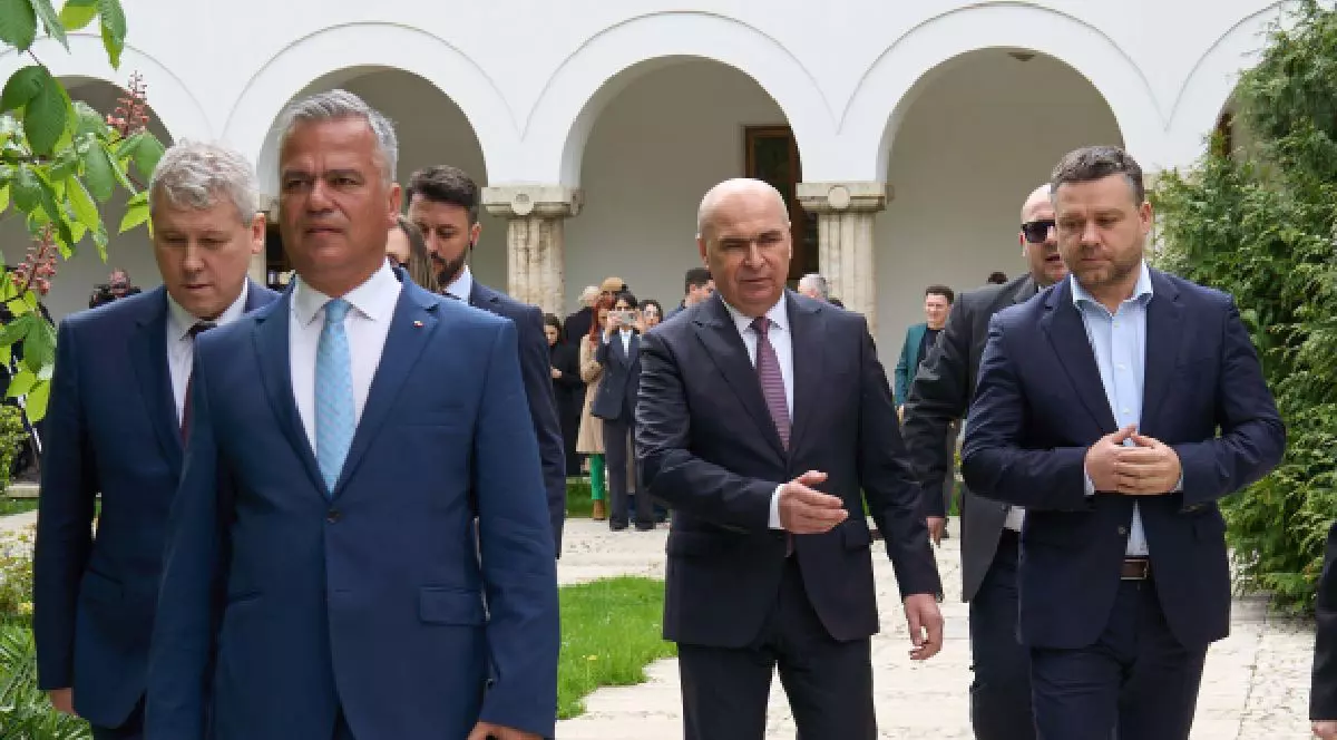 Ilie Bolojan (CL), liderul Partidului Național Liberal (PNL) și prim-ministru al României, pleacă însoțit de mai mulți lideri PNL după consultările cu președintele român Nicușor Dan la Palatul Cotroceni.