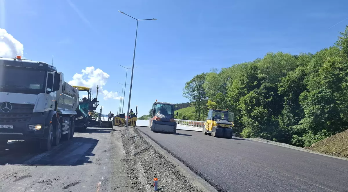 Utilaje în timp ce asfaltează o bucată de drum