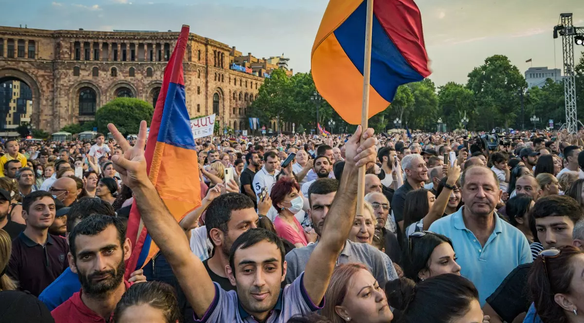 Simpatizanți ai premierului armean Nikol Pașinian celebrează victoria în Piața Republicii din Erevan Foto: Hepta