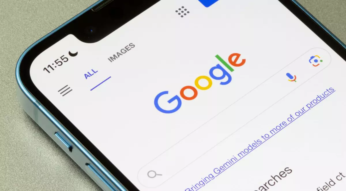 Smartphone deschis cu motorul de căutare Google pe display, pe o masă