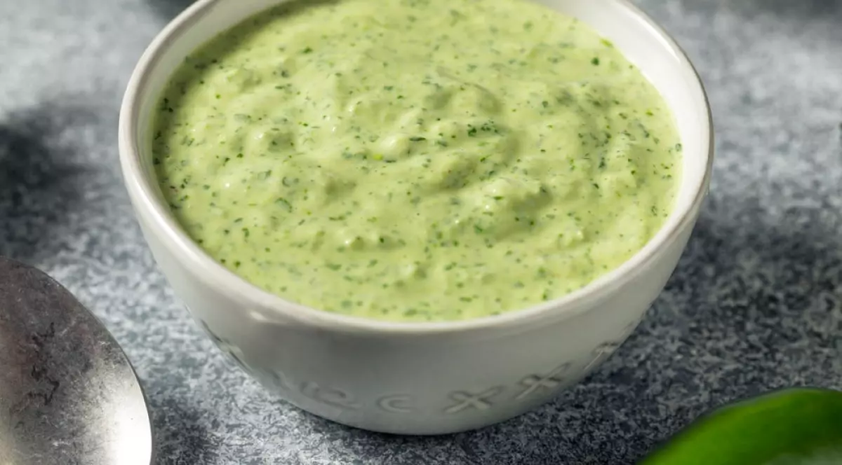 Rețetă de sos de usturoi verde - rapid și aromat - Foto Shutterstock