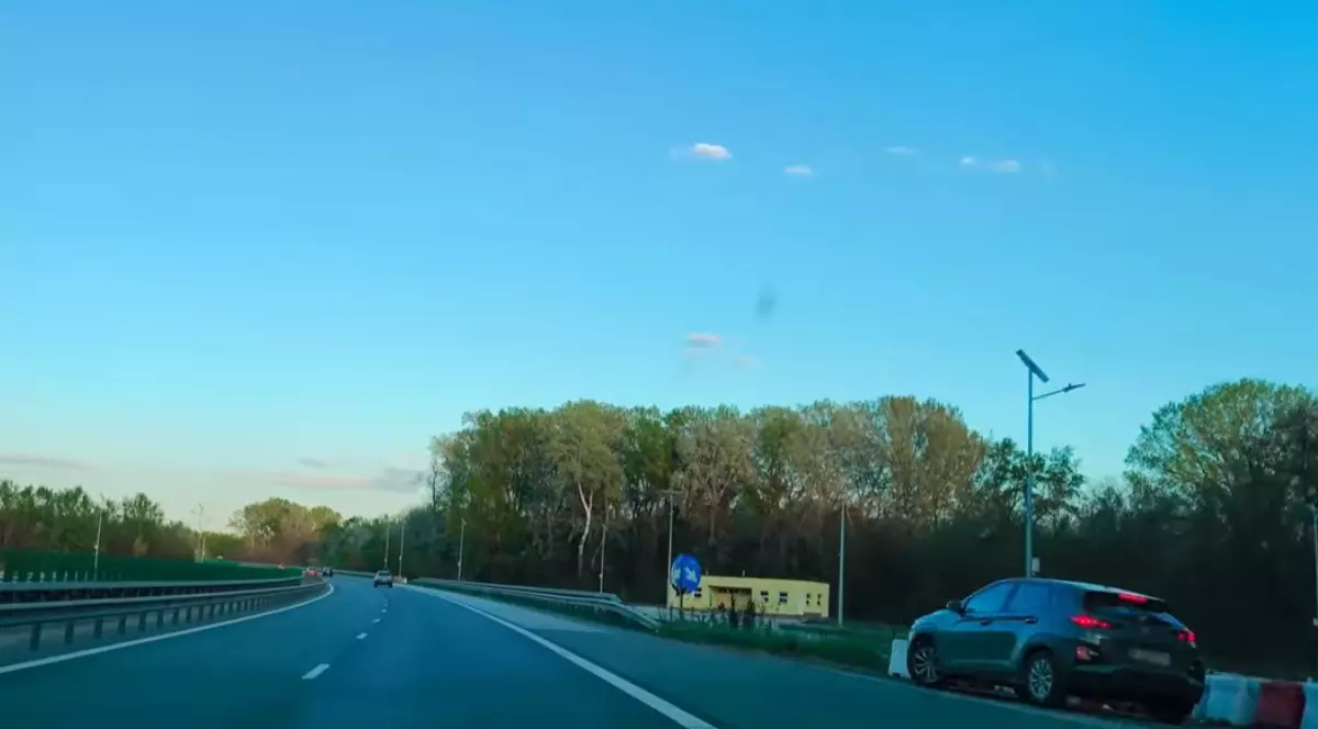 Parcare închisă pe Autostrada A3 București - Ploiești. În dreptul ei este o mașină parcată