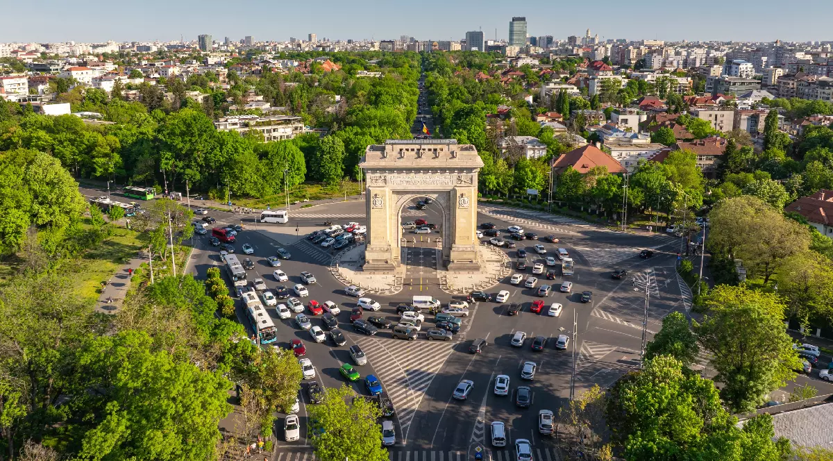Arcul de Triumf, Bulevardul Kiseleff și Parcul Herăstrău într-o fotografie aeriană făcută în partea de nord a Bucureștiului, în timpul unei zile de vară