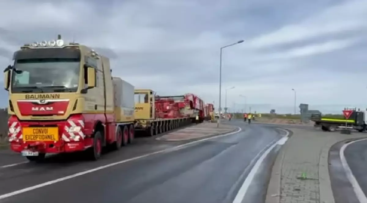 Transport agabaritic de mari dimensiuni pe un drum din România