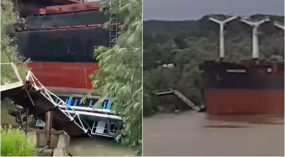 În imagine se vede o navă cargo de mari dimensiuni care a intrat în coliziune cu un ponton de pe malul apei, provocând avarii semnificative structurii de acostare. Impactul a distrus o parte din pasarela de acces, iar prova navei a rămas înfiptă în ponton.