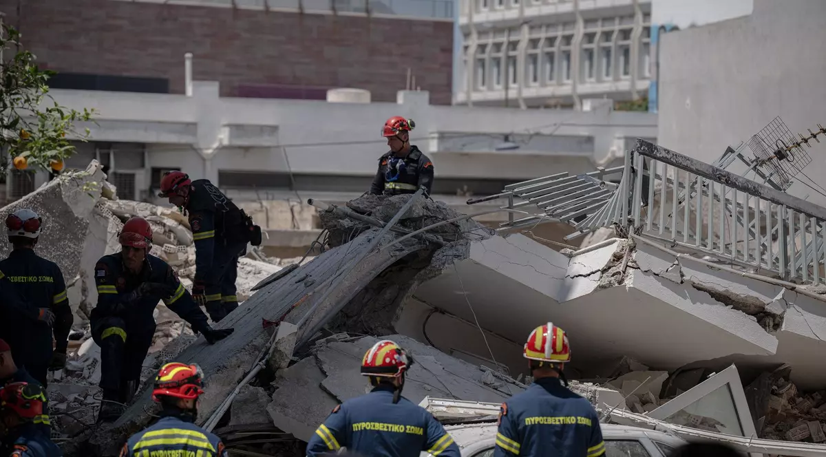 Un bloc cu patru etaje s-a prăbușit în centrul orașului Atena Foto: Profimedia