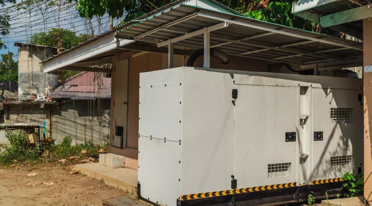 Un generator pentru curent electric, montat într-o curte