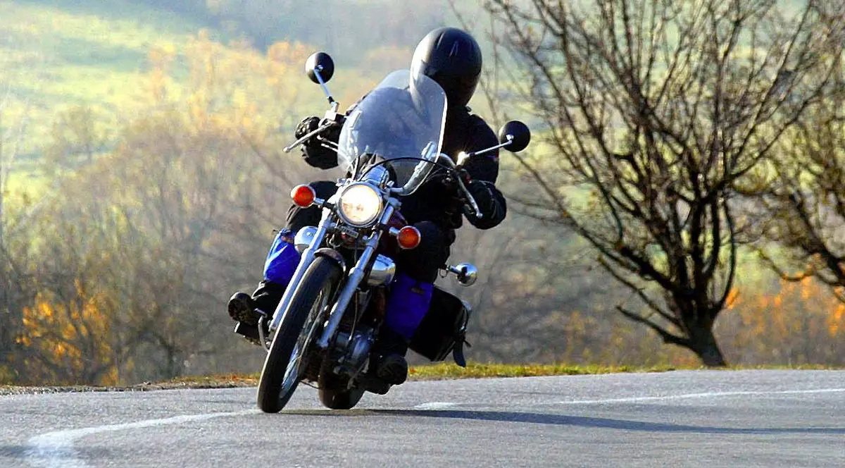 Un motociclist strabate o sosea. Imagine cu caracter ilustrativ. Foto: Hepta.