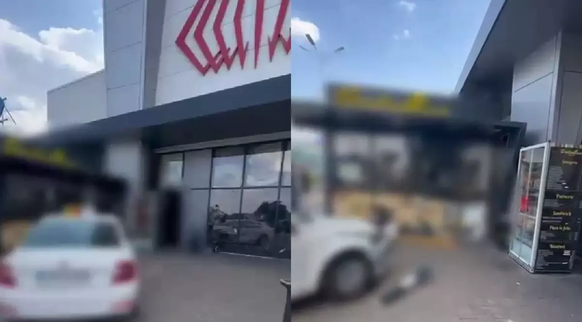 Un taxi a intrat în plin în oamenii care stăteau la coadă la covrigi, la intrarea unui mall. Foto: Colaj foto.