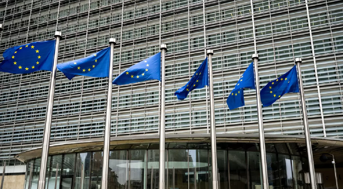 Mai multe drapele UE, în fața Comisiei Europene