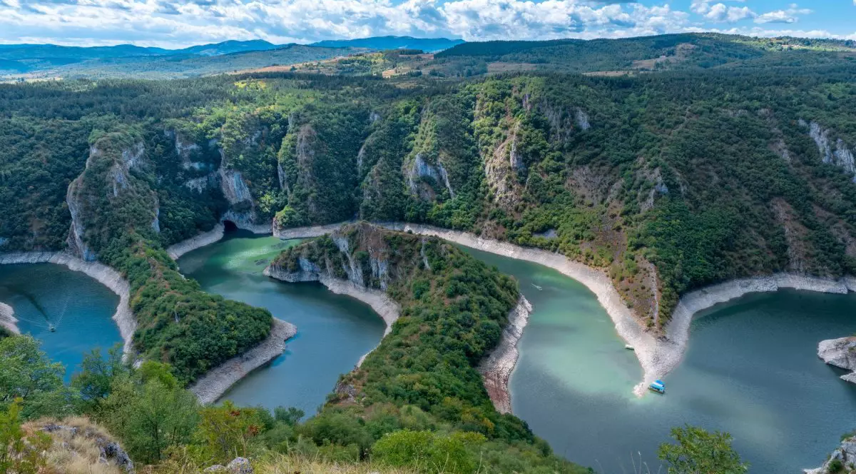 Vedere a lacului Uvac, rezervație naturală specială aflată sub protecția statului Serbia și habitat pentru vulturi.