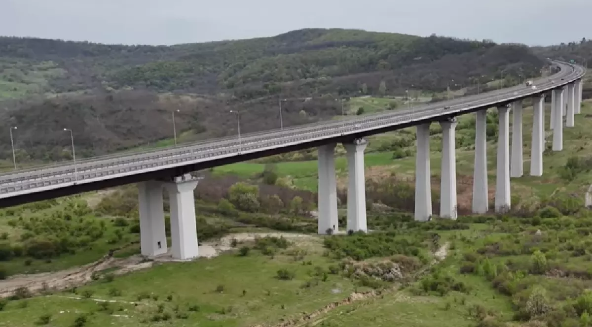 Viaductul Aciliu, o structură impresionantă situată în județul Sibiu, pe autostrada A1, pe tronsonul care leagă orașele Sibiu și Orăștie