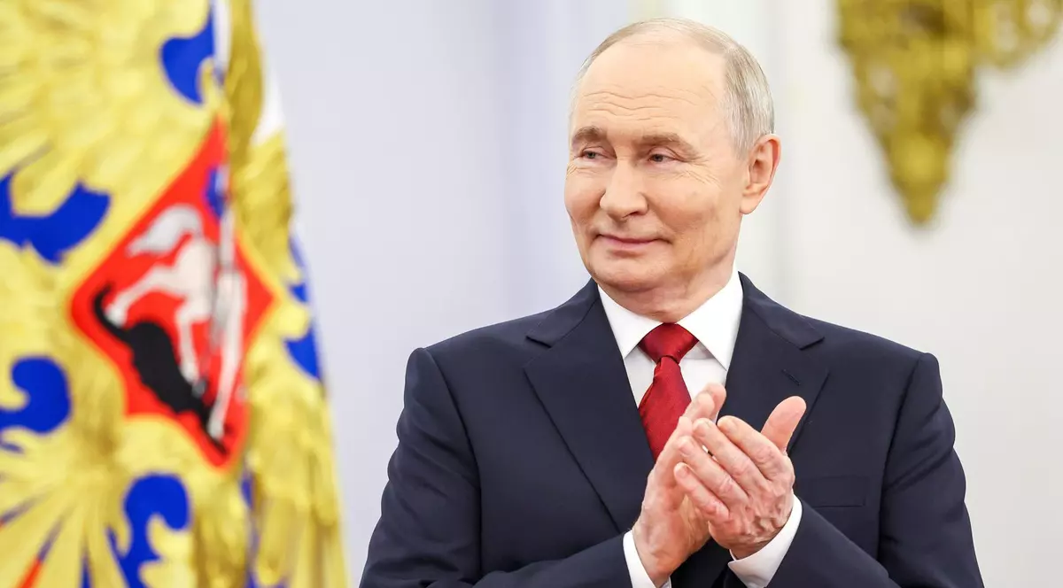 Vladimir Putin bate din palme și sărbătorește la Kremlin în timp ce soldații ruși mor în Ucraina într-un război fără sens Foto: Profimedia