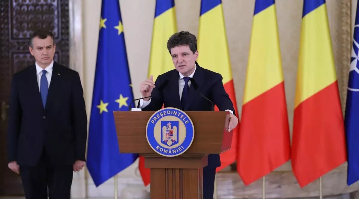 Eugen Tomac si Nicusor Dan. Nicusor Dan vorbeste la microfon, iar Tomac sta drepti la un m in spatele lui
