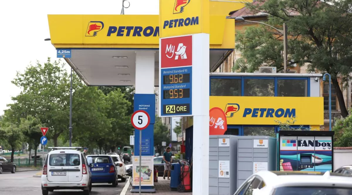 Mai multe mașini stau la rând pentru a alimenta într-o stație Petrom din București, 6 iunie 2026