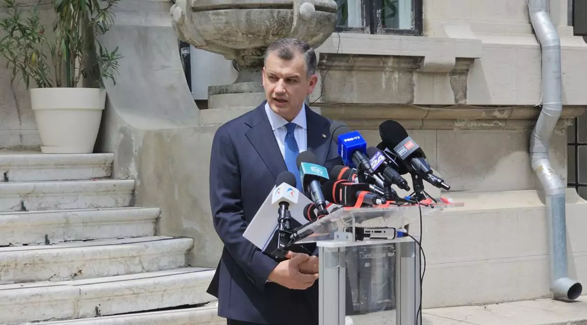 Eugen Tomac vorbește în fața microfoanelor la ieșirea din sediul PNL, după consultările cu liderii liberali, 8 iunie 2026