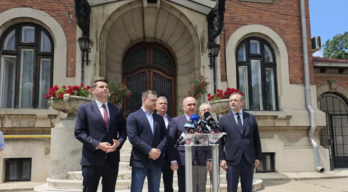Ilie Bolojan, înconjurat de mai mulți șefi din Partidul Național Liberal, vorbește în fața sediului PNL, 8 iunie 2026