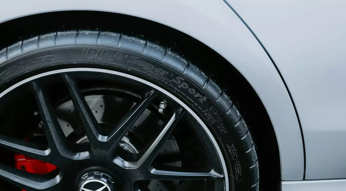 De ce sunt importante anvelopele auto de vară cu aderență ridicată pe carosabil umed?
