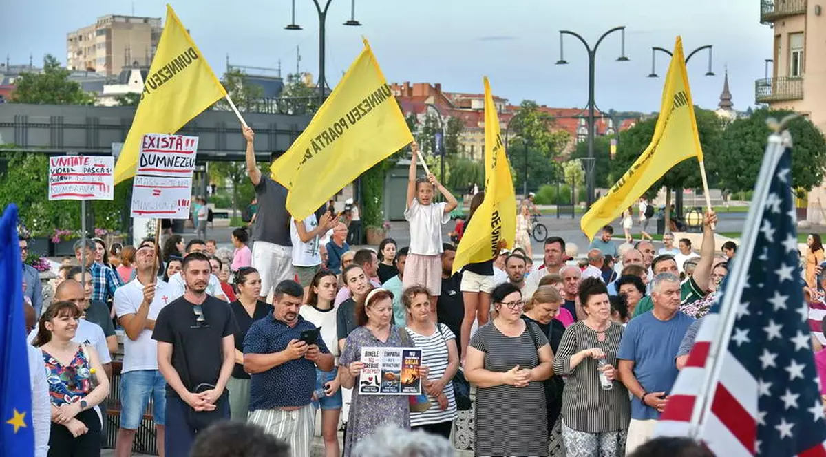 300 de oameni au ieșit în stradă pentru Viorel Pașca, la Oradea: „Dumnezeu poartă de grijă” au scandat protestatarii după ce DIICOT l-a reținut