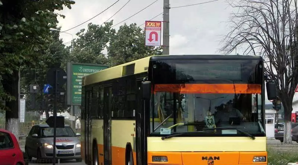 Un autobuz MAN circulă pe o stradă din Ploiești
