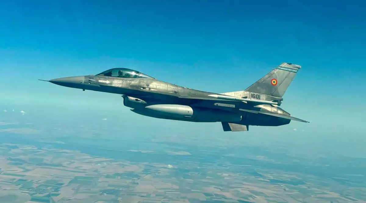 Un avion F-16 aparținând Forțelor Aeriene Române se află în zbor, iulie 2026