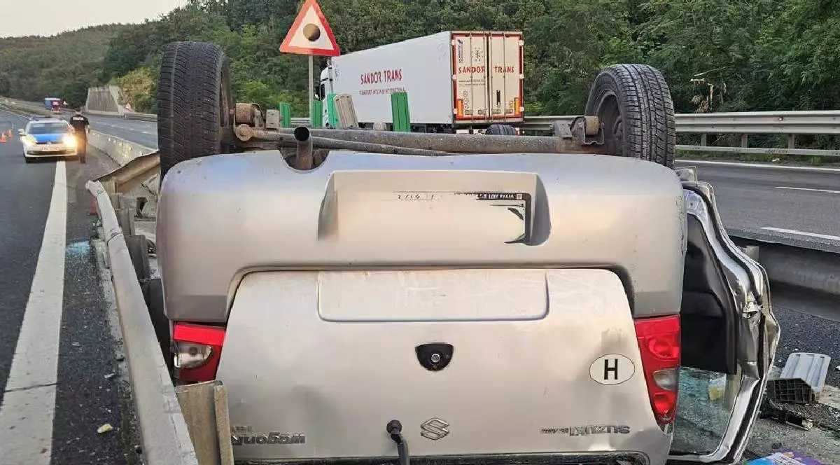 O mașină răsturnată după un accident, pe A1, sensul Sebeș-Sibiu