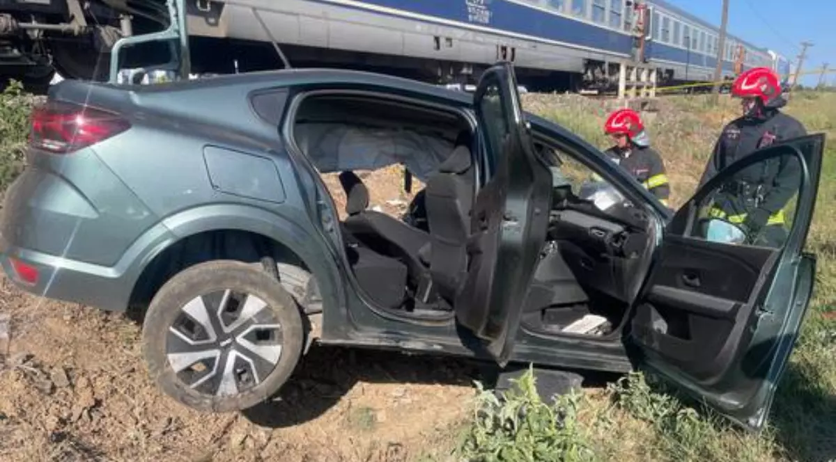 Un accident produs între un tren și un autoturism, mașina a fost lovită de tren și aruncată în șanț, iar în jurul ei pompierii intervin