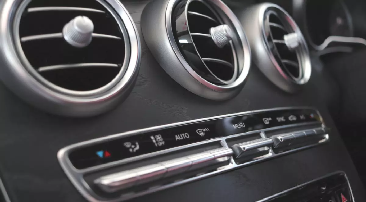 Sistem de clima aer conditionat Mercedes cu accente din lemn negru mat