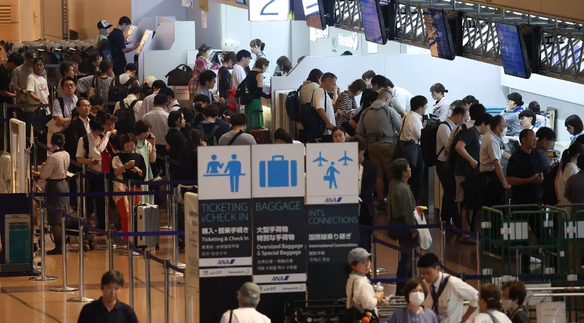 Sala de plecări din Terminalul 2 al Aeroportului Haneda este aglomerată, aparent din cauza perturbărilor provocate de cutremurul din prefectura Kumamoto, la Tokyo, Japonia, pe 28 iulie 2026.