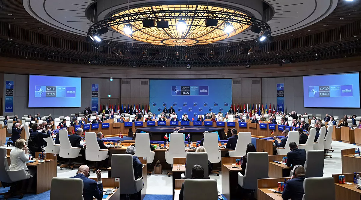 Această fotografie prezintă o vedere generală a liderilor NATO în funcție în timpul summitului NATO de la complexul prezidențial Bestepe din Ankara, Turcia, pe 8 iulie 2026. Summitul are loc într-un moment tensionat pentru alianța transatlantică, veche de 77 de ani, președintele SUA cerând membrilor să își respecte promisiunea de a crește cheltuielile pentru apărare, în timp ce Washingtonul face un pas înapoi față de Europa. (Fotografie de SAUL LOEB / AFP)