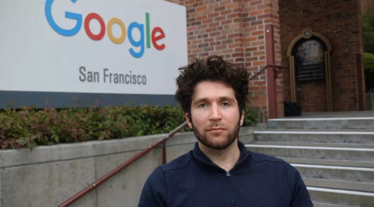 Alex Turner , in camasa inchisa la culoare, in fata sediului Google din San Francisco, SUA