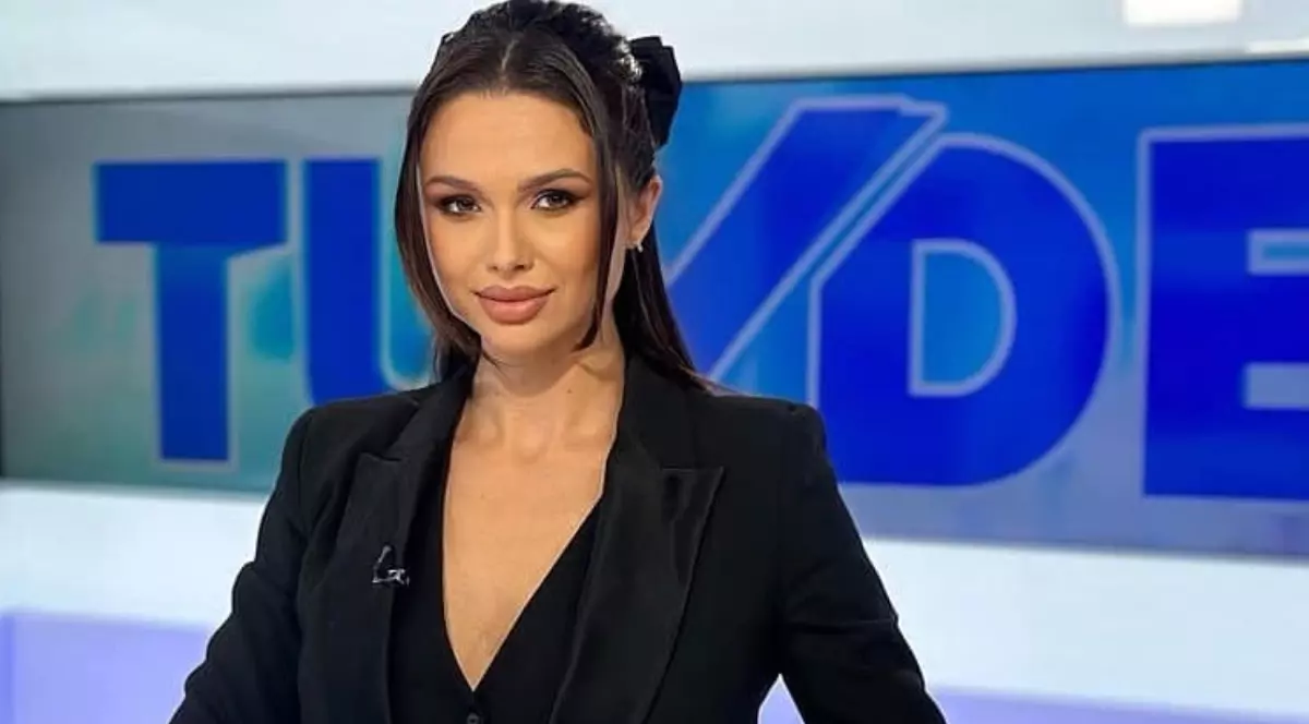 Ana-Maria Păcuraru la pupitru. Aceasta poartă un sacou negru