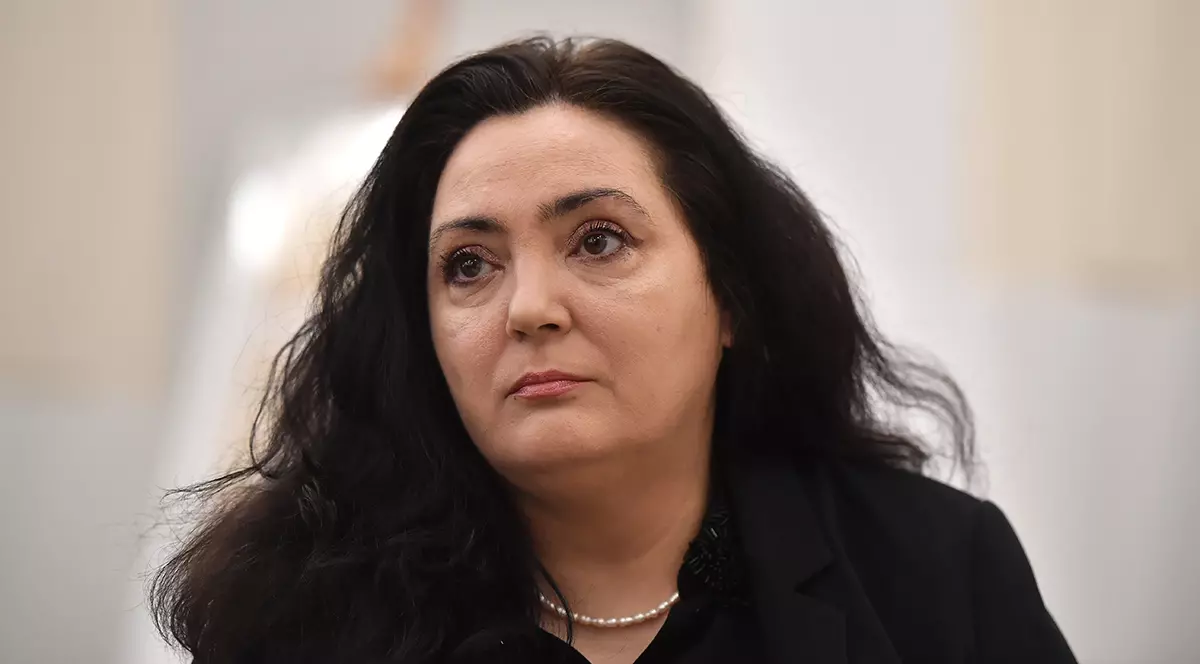 Andreea Rasuceanu, o scriitoare bruneta cu parul lung