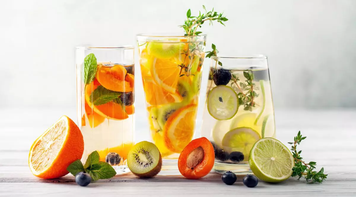 Combinaţii răcoritoare de apă cu fructe şi plante aromatice pentru vară - Foto Shutterstock