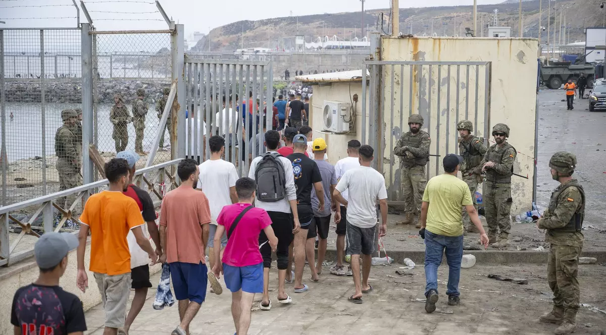 Armata spaniolă supraveghează reîntoarcerea imigranților în Maroc Foto: Profimedia